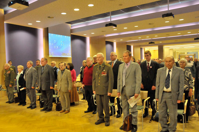 Účastníci konference vzdali minutou ticha úctu všem československým vojákům, kteří se zasloužili o naší svobodu a nedožili se dnešních dnů