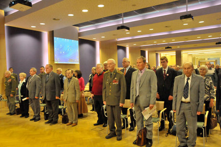 Účastníci konference vzdali minutou ticha úctu všem československým vojákům, kteří se zasloužili o naší svobodu a nedožili se dnešních dnů