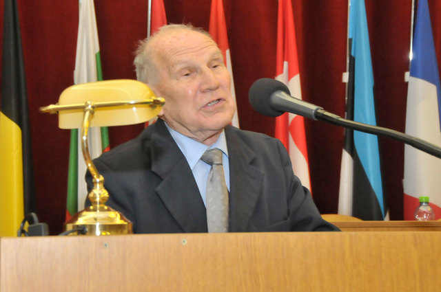 Jan Decker - předseda Ústřední rady Svazu PTP -VTNP ČR poděkoval za důvěru, která zavazuje a vyzval ostatní pétépáky k osobním svědectvím o době komunismu v bývalém Československu