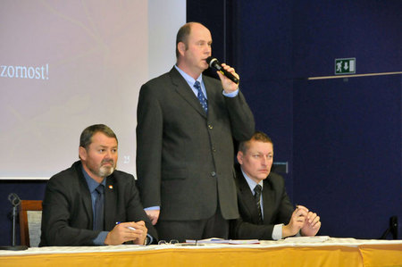 Vedoucí nového oddělení péče o vojenské důchodce Vladimír Petr musel reagovat na řadu mnohdy hodně kritických poznámek od delegátů konference