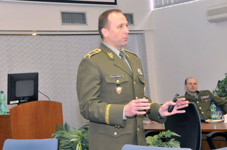 Delegaci vedenou ministrem obrany přivítal a s prezentací o práci Univerzity obrany v Brně vystoupil rektor univerzity brig. generál prof. Bohuslav Přikryl