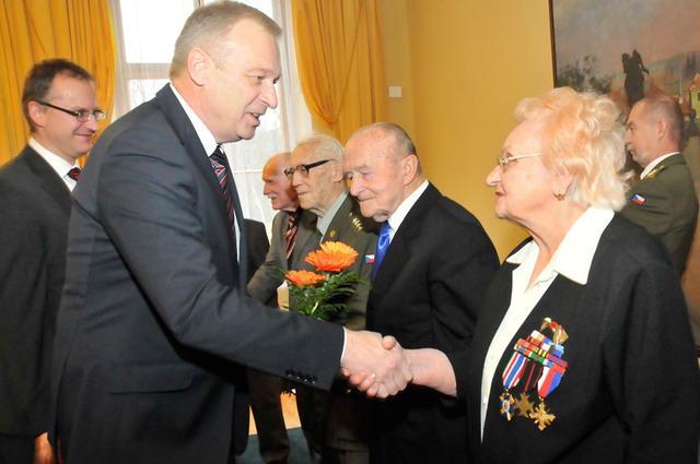Ženy obdržely od ministra obrany kytičku, jednu z nich ministr spolu se svým prvním náměstkem Danielem Koštovalem předává Boženě Ivanové