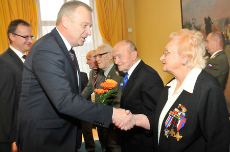 Ženy obdržely od ministra obrany kytičku, jednu z nich ministr spolu se svým prvním náměstkem Danielem Koštovalem předává Boženě Ivanové