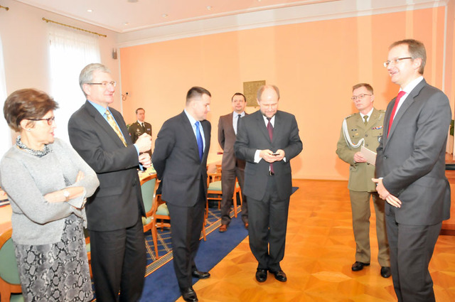 Ze setkání na Ministerstvu obrany, kterého se zúčastnila také velvyslankyně Polska v Praze Grazyna Bernatowicz