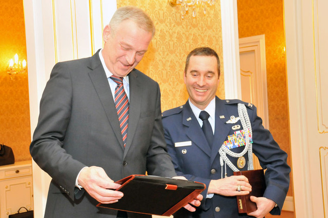 Vojenský přidělenec pro obranu a vzdušné síly  amerického velvyslanectví v Praze plukovník Patrick T. Sullivan předal jménem všech svých kolegů ministru obrany na památku společnou fotografii všech VLP akreditovaných v ČR a ocenil spolupráci s Vlastimilem Pickem