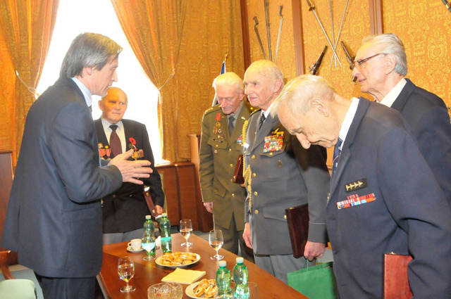 "Nesmírně si vás vážím a dveře ke mě máte vždy otevřeny, " uvedl ministr při loučení s veterány