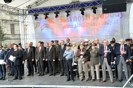 Slavnostní ceremoniál byl zahájen státními hymnami USA a České republiky