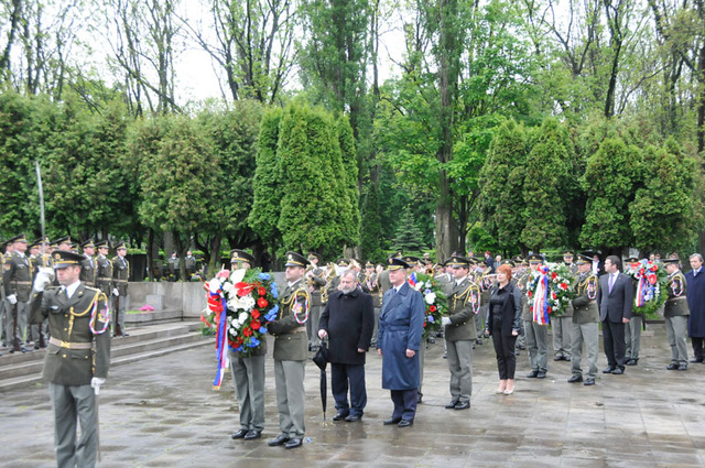 Pietní ceremoniál se odehrával na několika pohřebištích vojáků, kteří zahynuli během 2. světové války