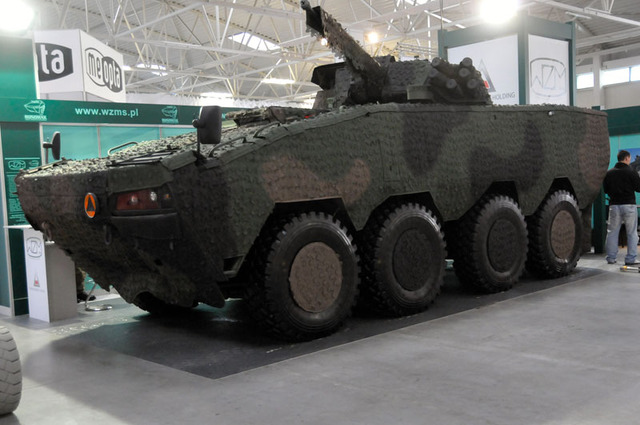 Polsko představí obrněný transportér Rosomák