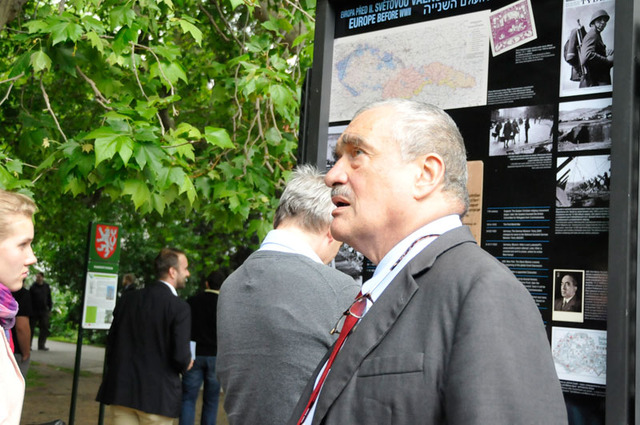 Výstavu, kterou si lze díky speciálnímu osvětlení prohlédnout i v noci, navštívil i Karel Schwarzenberg