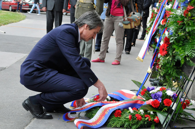 Ministr obrany Martin Stropnický vzdal položením smutečního věnce spolu s náčelníkem GŠ AČR armádním generálem Petrem Pavlem čest památce generála Heliodora Píky