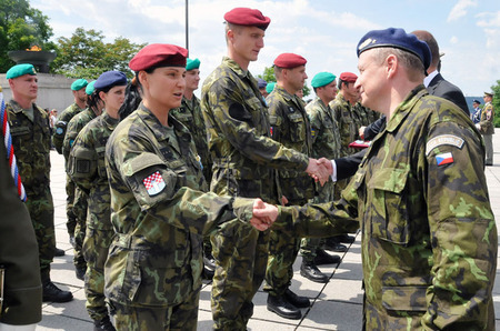 Ocenění předával také brigádní generál Petr Mikulenka, zástupce ředitele Společného operačního centra MO ČR