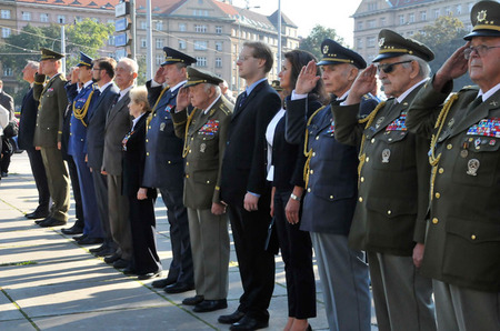 Čestní hosté pietní vzpomínky na Vítězném náměstí v Praze