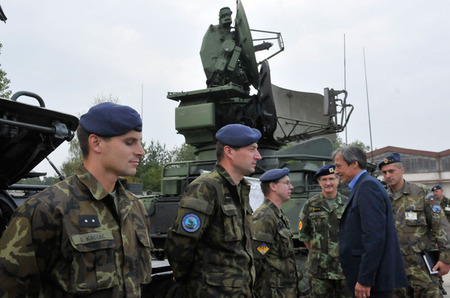 Ministr obrany s vojáky 251.protiletadlového raketového oddílu