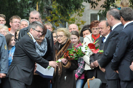 Velmi vřelého přijetí se tak jako každý rok dostalo od občanů města Svidník dceři legendárního velitele - Zoe Klusákové-Svobodové. Na snímku přebírá kytici od primátora města Jána Holodňáka 