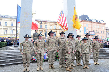 Delegace amerických vojáků, kteří přicestovali z Prahy do Plzně, aby se poklonili památce svých předchůdců