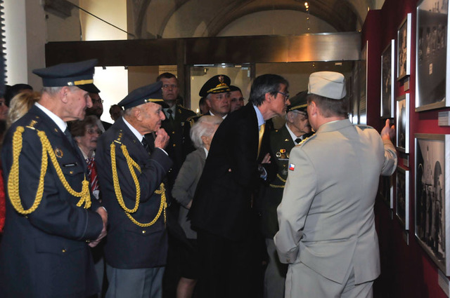 Druhou částí výstavy provedl čestné hosty plukovník Michal Burian