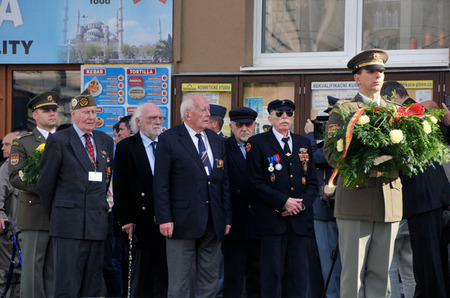 Úctu těm, kteří se dnešních dnů nedožili, vzdali položením smuteční kytice k Památníku Díky Ameriko! v Plzni belgičtí veteráni