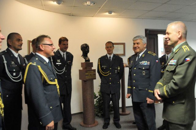 První zástupce náčelníka GŠ AČR generálmajor Jiří Baloun a zástupce velitele Vzdušných sil AČR brigádní generál Jaromír Šebesta diskutují po skončení nástupu s příslušníky 3. jednotky, kteří se nedávno vrátili ze své mise na Sinajském poloostrově