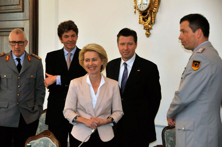 Ministryně Ursula von der Leyen na Úřadu vlády ČR v čele části své delegace