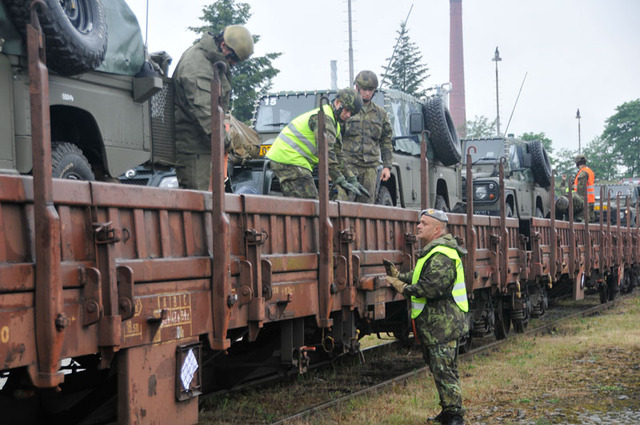 Z vagónování techniky chrudimských výsadkřů na pardubickém nádraží - Nakládání techniky na železniční vagóny pomáhal chrudimským organizovat major Pavel Vrba z Regionálního střediska vojenské dopravy v Hradci Králové. Dohlížel i na to, aby při nakládání byla dodržena všechna bezpečnostní pravidla