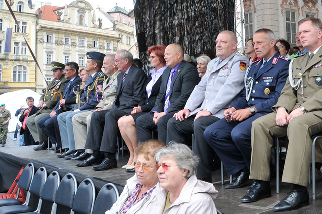 Část čestných hostů na tribuně