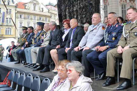 Část čestných hostů na tribuně