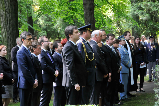 Čestní hosté na hřbitově v pražských Ďáblicích na Čestném pohřebišti politických vězňů