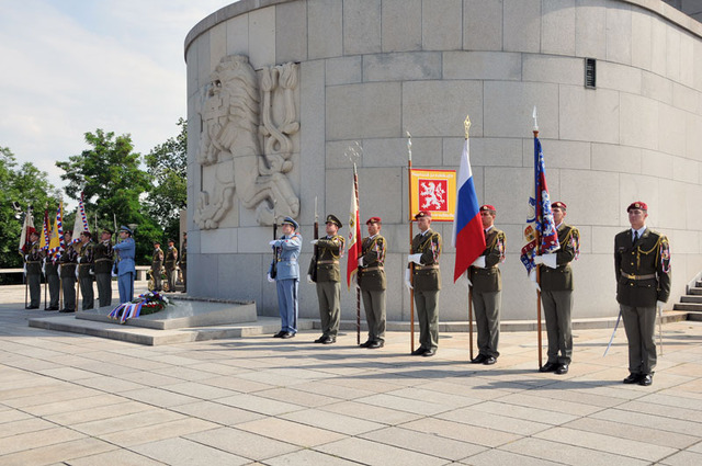 Historické prapory u památníku na pražském Vítkově