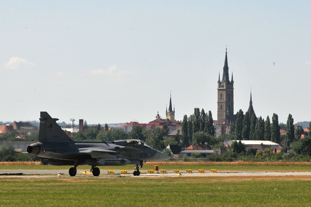 ...další z letounů JAS 39 Gripen na startovací dráze čáslavského vojenského letiště