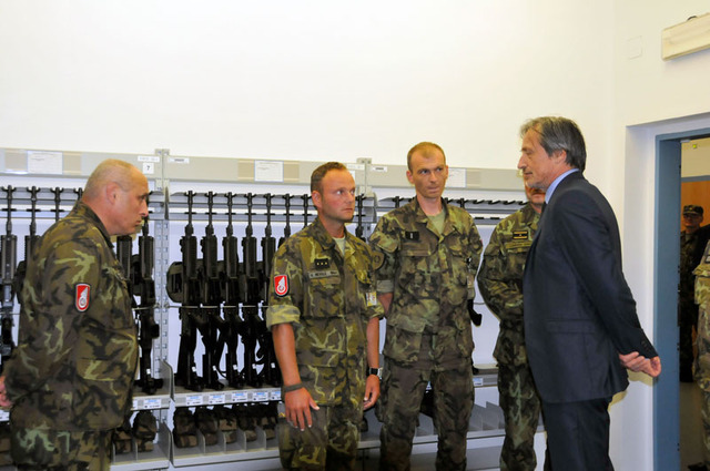 Ministra zaujalo, že ve skladu jsou uloženy už jen nové zbraně