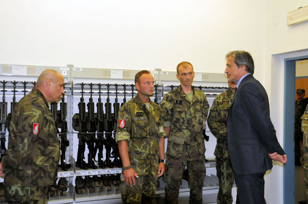 Ministra zaujalo, že ve skladu jsou uloženy už jen nové zbraně