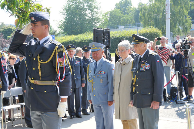 Čest vzdali u nového památníku také zástupci veteránských organizací