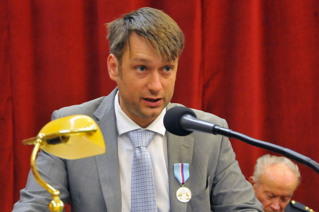 Náměstek ministra obrany Jakub Landovský zastupoval na shromáždění ministra Martina Stropnického