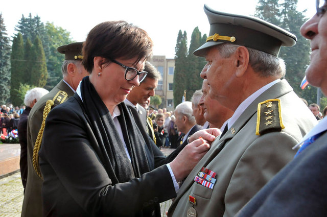Náměstkyně ministra obrany Alena Netolická předala po svém projevu deseti slovenským veteránům pamětní medaile