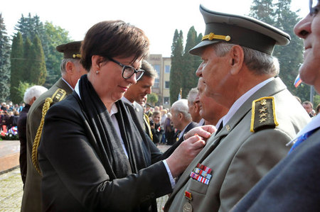 Náměstkyně ministra obrany Alena Netolická předala po svém projevu deseti slovenským veteránům pamětní medaile