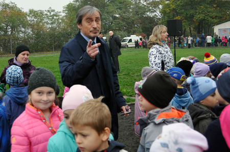 Ministr obrany Martin Stropnický mezi dětmi ze Základní školy Mikoláše Alše v pražském Suchdole