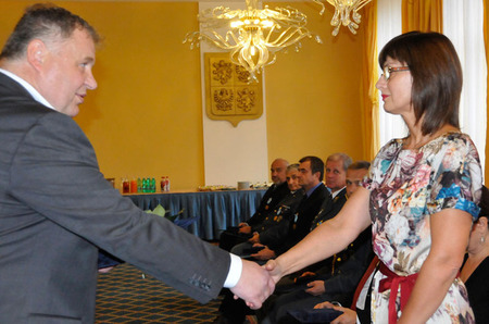 Manželka plukovníka v záloze Michala Kašaje Alena Kašajová převzala pamětní odznak armádního generála Karla Janouška in memoriam 