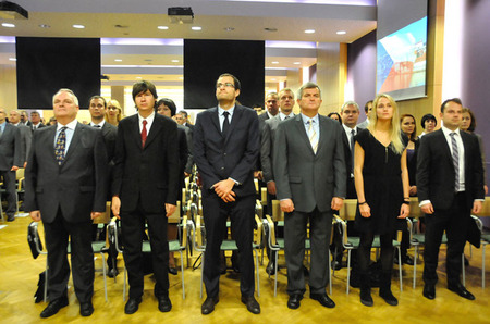 Nyní již státní úředníci resortu obrany