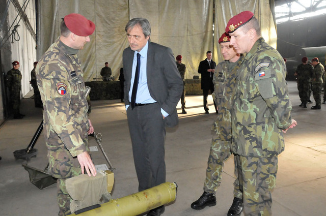 Ministru obrany chrudimští výsadkáři ukázali  zbraně určené k ničení větších cílů