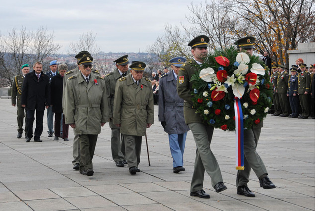 Smuteční věnce a kytice položili u památníku také zástupci veteránských organizací