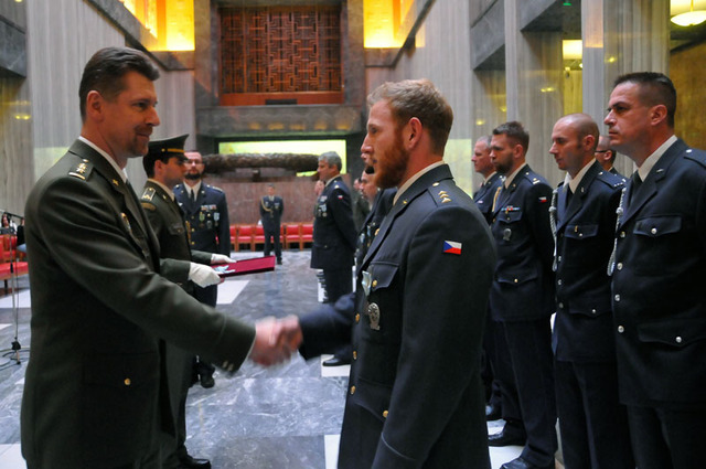 Plukovník gšt. Radek Šíba blahopřeje jednomu z letců k udělenému vyznamenání