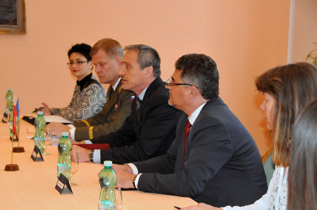 Část české delegace, kterou vedl ministr obrany Martin Stropnický, při jednání