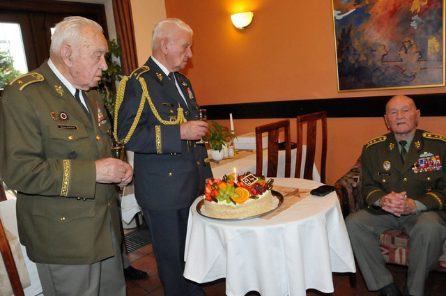 Blahopřát přišli oslavenci také poslední hrdinové 2. světové války v generálské hodnosti - generálové Miloslav Masopust a Emil Boček