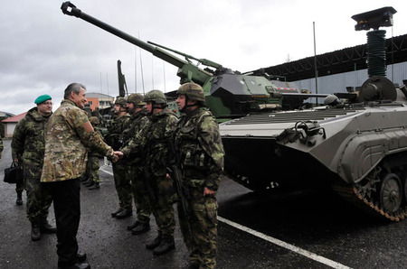 Ministr obrany: Dělostřelecká posádka v Jincích je perspektivní