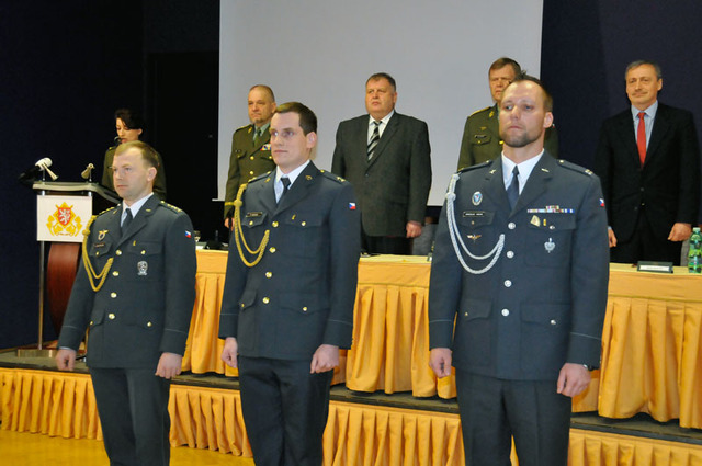 Za záchranu života převzali ocenění - zleva: kapitán Petr Ungermann, poručík Petr Michek a nadrotmistr Jaroslav Hálko 