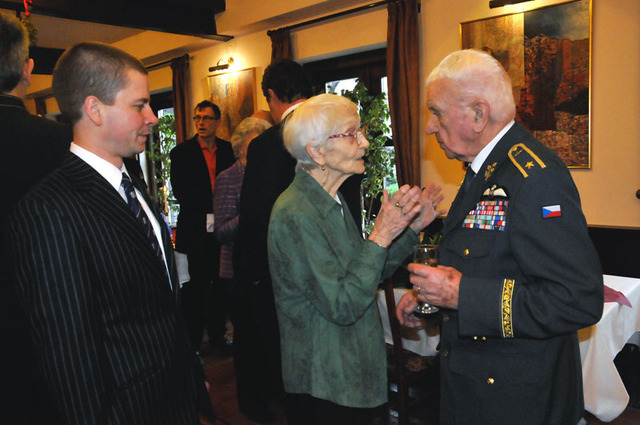 Vdova po legendárním letci generálu Františku Fajtlovi, Hana Fajtlová, v rozhovoru s jubilantem