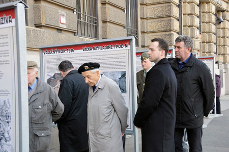 Zahájení výstavy se zúčastnila celá řada známých osobností - zcela vpravo olympijský medailista diskař Imrich Bugár