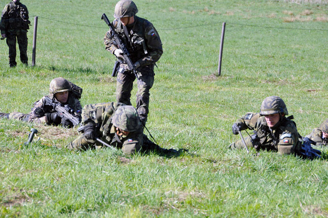 Téma zřizování průchodu v minovém poli bylo na Sádlnu doménou poručíka Martina Jegly, který dohlíží na činnost cvičících vojáků