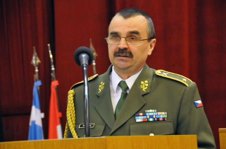 Generál Štefan Kaleta při projevu k účastníkům setkání v hlavním sále MO ČR